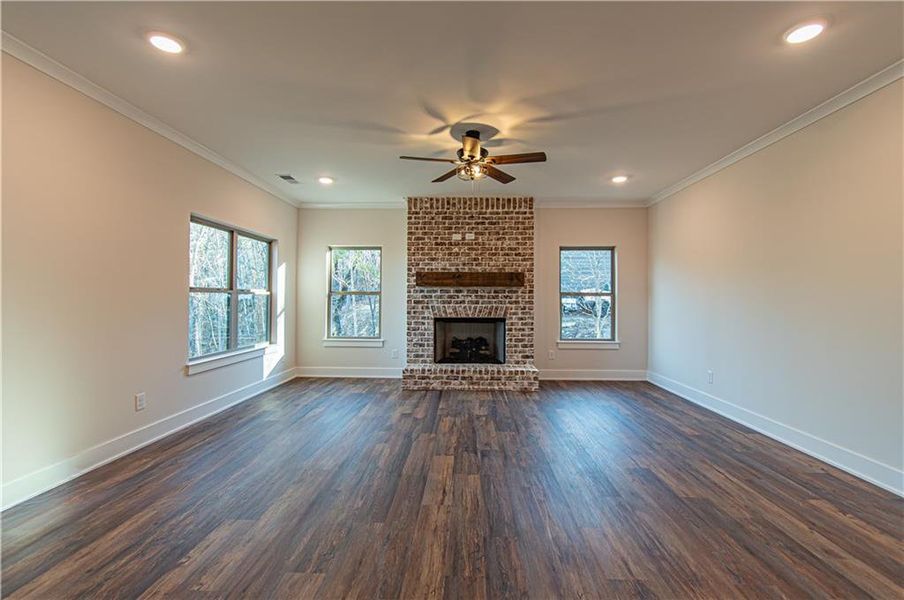 Spacious, unfurnished interior of a new home in , Jasper (Image 27).