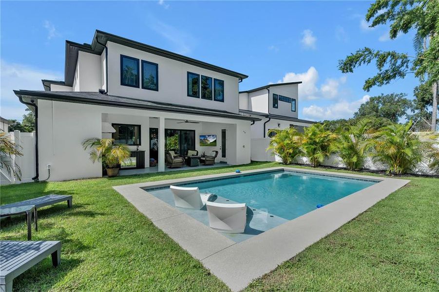 Exterior details and patio area of a home in , Orlando (Image 3).