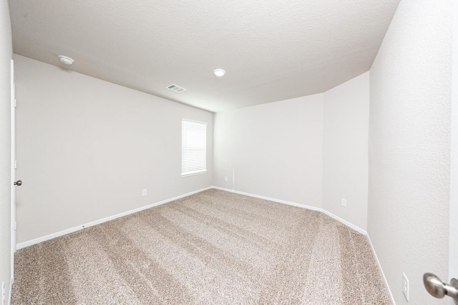Spacious, unfurnished interior of a new home in Mackenzie Creek, Conroe (Image 13).