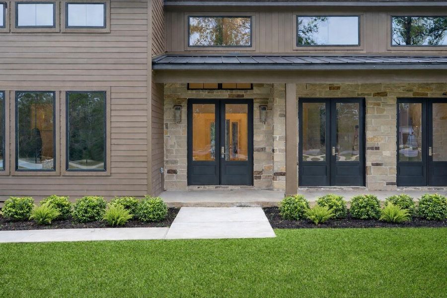 Striking double front doors makea memorable first impression,while 3 covered porches totaling775 SF of covered outdoorspace offers multiple areas torelax and entertain.