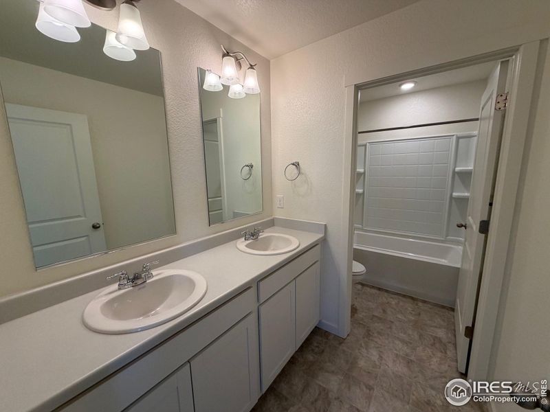 Guest bath on upper level with 2 sinks Guest bath on upper level with 2 sinks