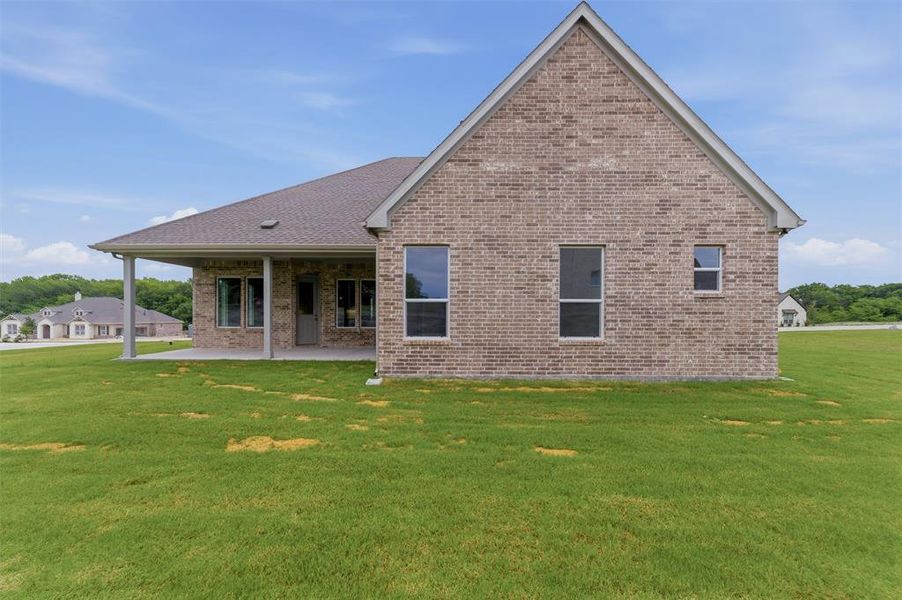 Exterior details and patio area of a home in Grayson Ridge, Van Alstyne (Image 4).