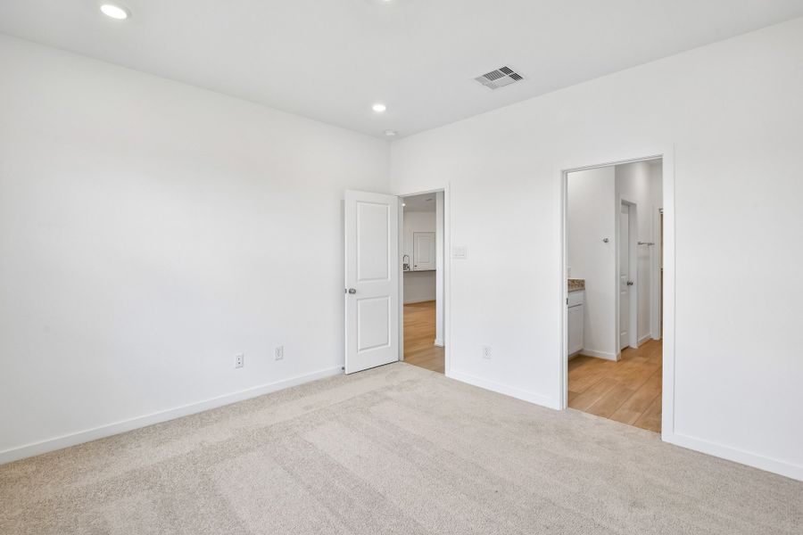 Spacious, unfurnished interior of a new home in Raburn Reserve 50s, Tomball (Image 18).