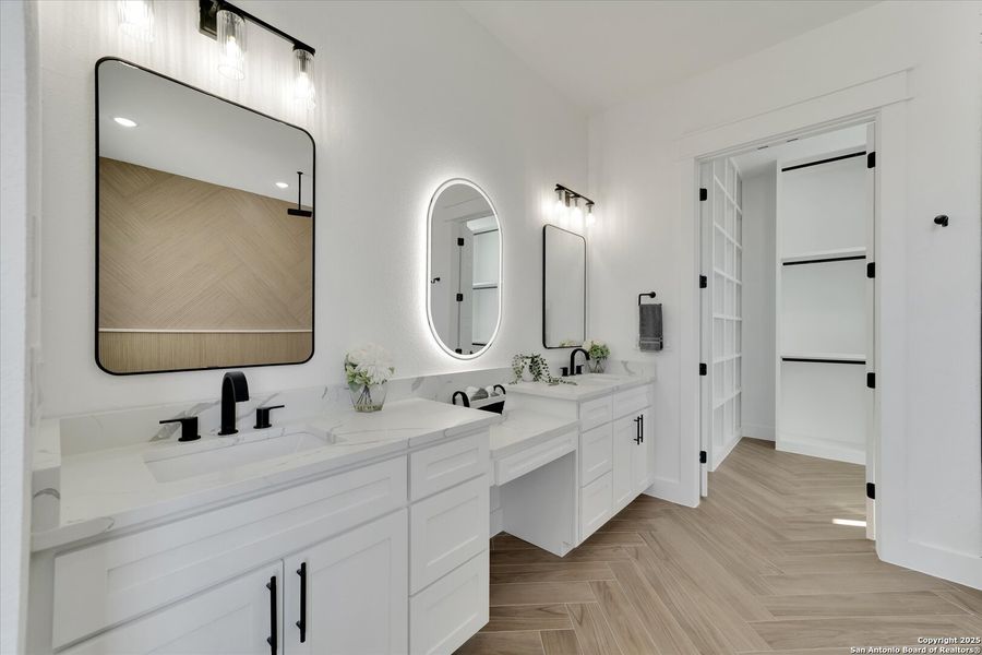 Furnished interior view inside a new home in , La Vernia (Image 5).