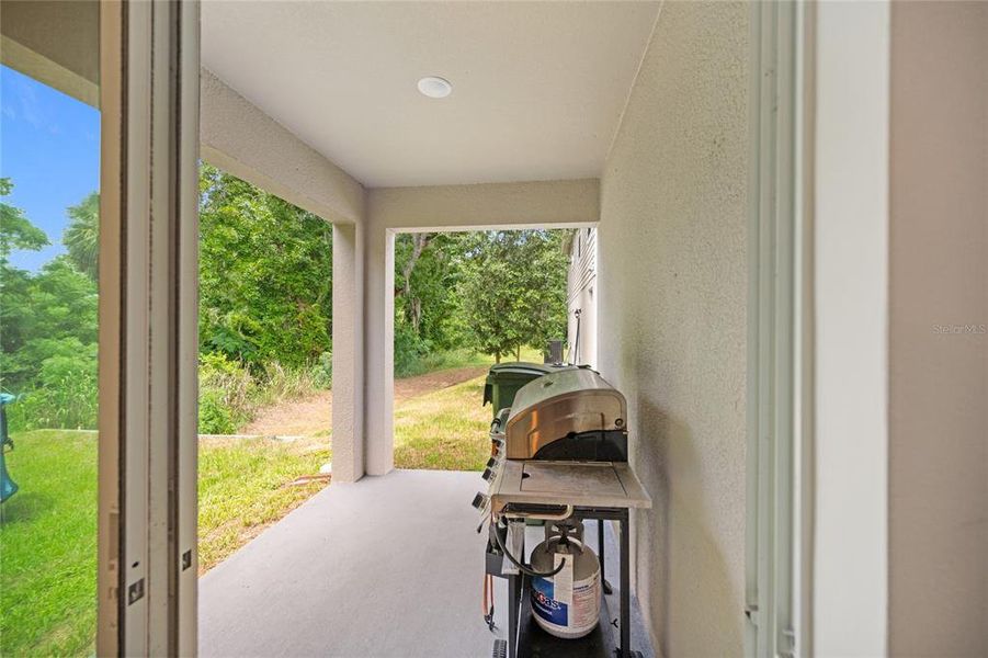 Exterior details and patio area of a home in Bradford Ridge, Leesburg (Image 4).