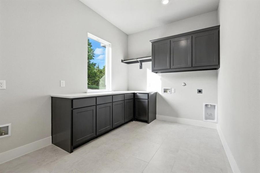 Furnished interior view inside a new home in , Waxahachie (Image 8).