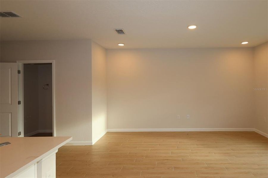 Spacious, unfurnished interior of a new home in Reeves Place, Orlando (Image 12).