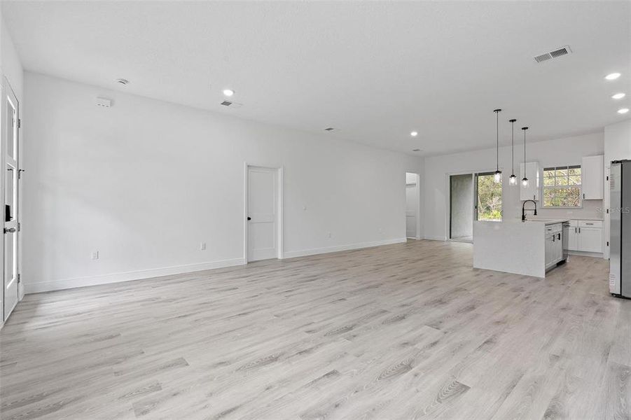 Spacious, unfurnished interior of a new home in , Ocala (Image 25).