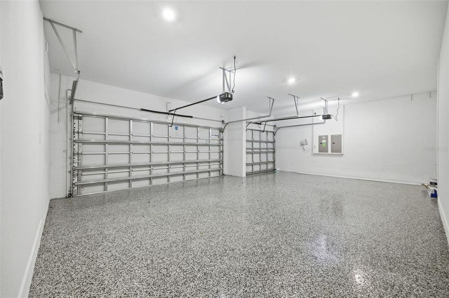 Spacious, unfurnished interior of a new home in , Tampa (Image 24).