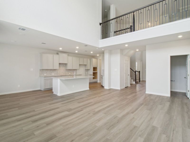 Spacious, unfurnished interior of a new home in Arcadia Ridge - Classic Series, San Antonio (Image 8).