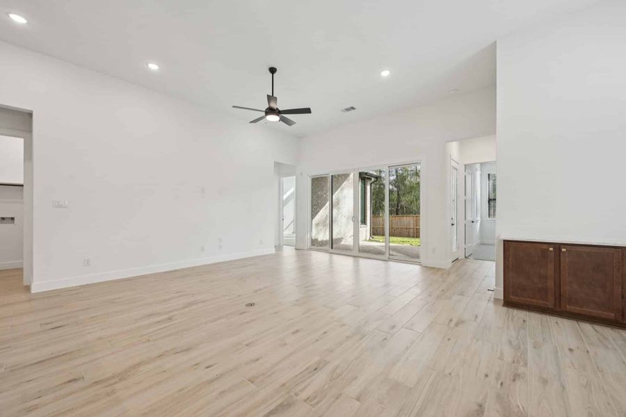 Spacious, unfurnished interior of a new home in Wood Leaf Reserve, Tomball (Image 34).