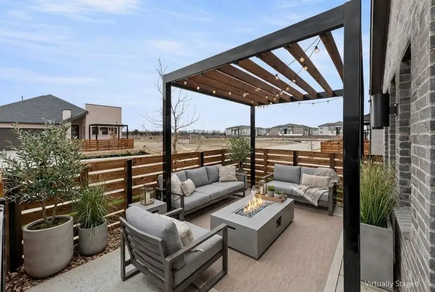Exterior details and patio area of a home in Willow Grove, Melissa (Image 4).