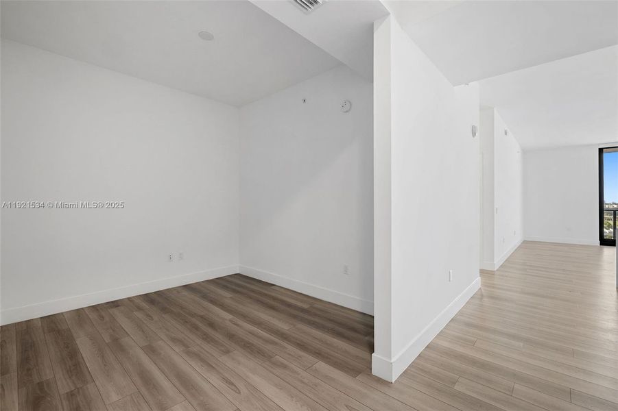 Spacious, unfurnished interior of a new home in , Hallandale Beach (Image 14).