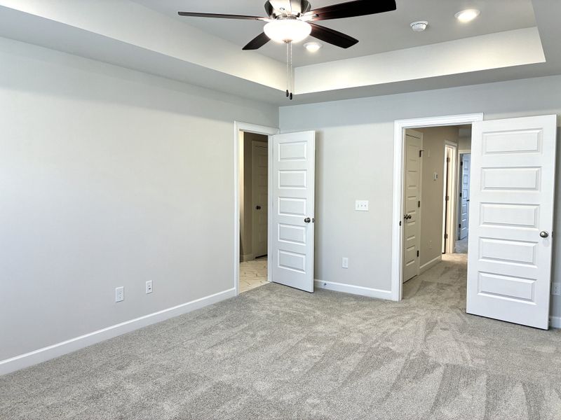 Spacious, unfurnished interior of a new home in Holly Ridge, Greenville (Image 17).