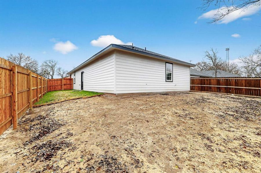 Exterior details and patio area of a home in , Dallas (Image 3).