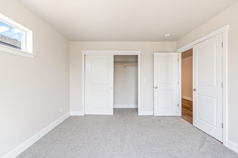 Spacious, unfurnished interior of a new home in IronHorse, Prineville (Image 23).