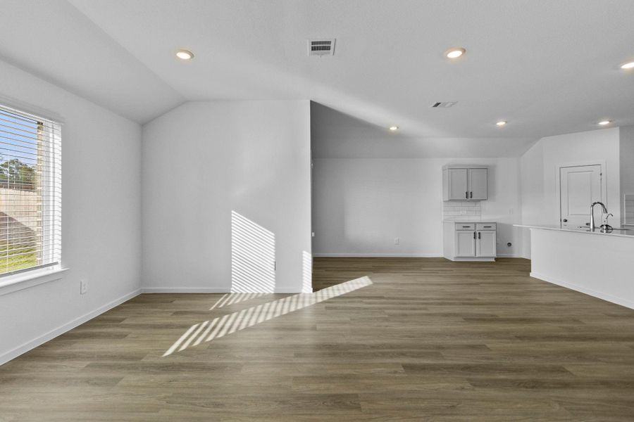 Spacious, unfurnished interior of a new home in Harrington Trails at The Canopies, Splendora (Image 19).