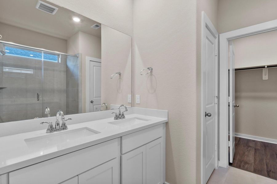 Furnished interior view inside a new home in Laurel Landing 40', Alvin (Image 4).