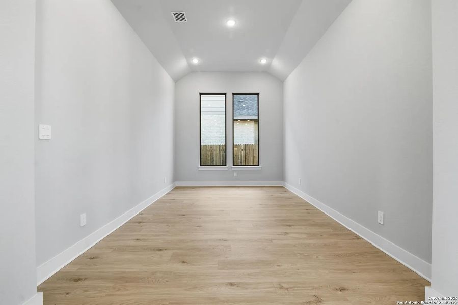 Spacious, unfurnished interior of a new home in Haby Hill 50s, San Antonio (Image 33). Spacious, unfurnished interior of a new home in Haby Hill 50s, San Antonio (Image 33).