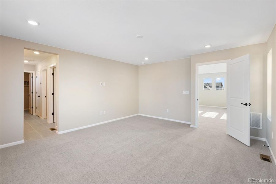 Spacious, unfurnished interior of a new home in The Cottages Collection at Ridgeline Vista, Brighton (Image 23).