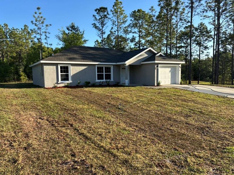Exterior details and patio area of a home in , Dunnellon (Image 3).