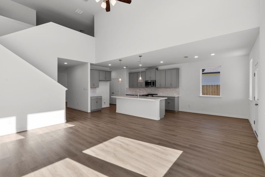 Spacious, unfurnished interior of a new home in Blue Heron Estates, Mont Belvieu (Image 13).