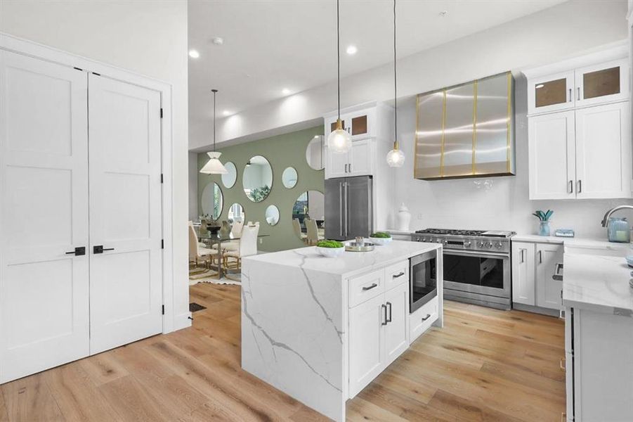 Furnished interior view inside a new home in , Grapevine (Image 22).