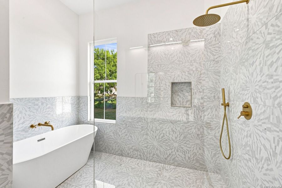 Furnished interior view inside a new home in , Bandera (Image 11).