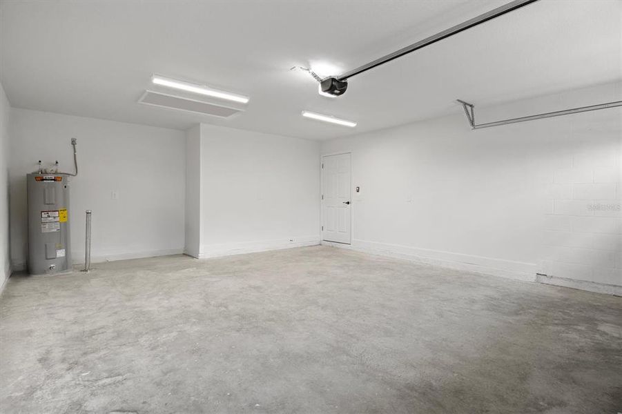Spacious, unfurnished interior of a new home in , Eagle Lake (Image 32).