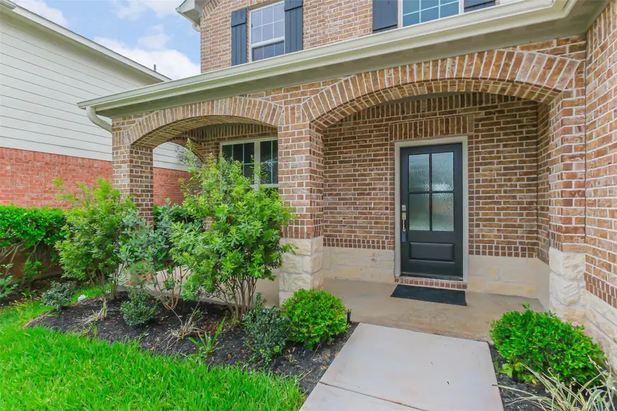 Exterior details and patio area of a home in , Fresno (Image 28).