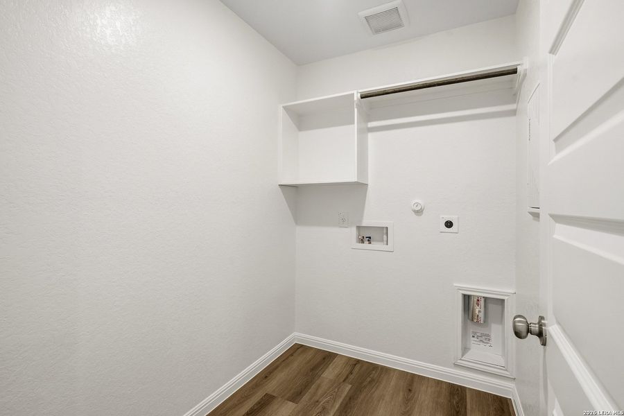 Spacious, unfurnished interior of a new home in Cinco Lakes, San Antonio (Image 16). Spacious, unfurnished interior of a new home in Cinco Lakes, San Antonio (Image 16).