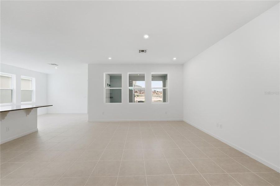 Spacious, unfurnished interior of a new home in Rainwood, Clermont (Image 19).