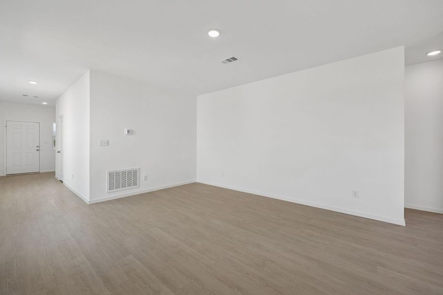 Spacious, unfurnished interior of a new home in Montgomery Bend, Montgomery (Image 24).