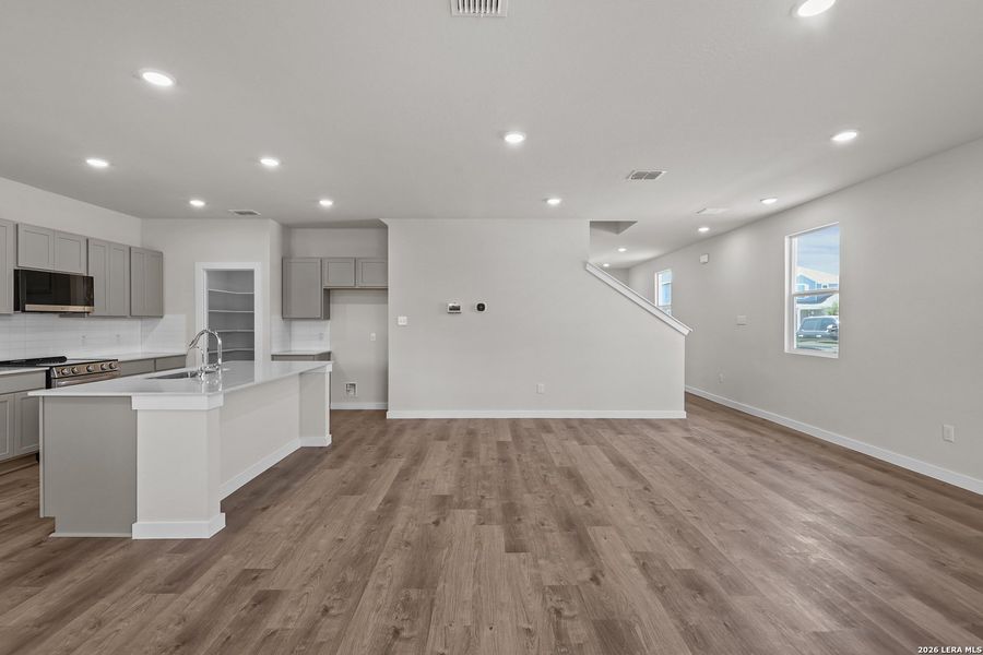 Spacious, unfurnished interior of a new home in Spring Creek, San Antonio (Image 27).