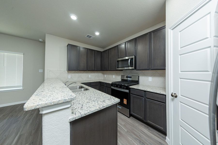 Furnished interior view inside a new home in Mackenzie Creek, Conroe (Image 8).