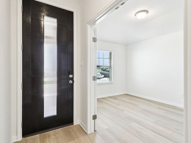 Spacious, unfurnished interior of a new home in Lark Canyon, New Braunfels (Image 16).