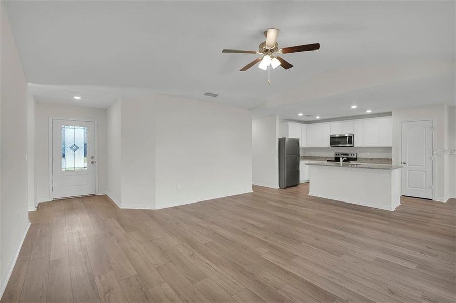 Spacious, unfurnished interior of a new home in , Ocala (Image 7).