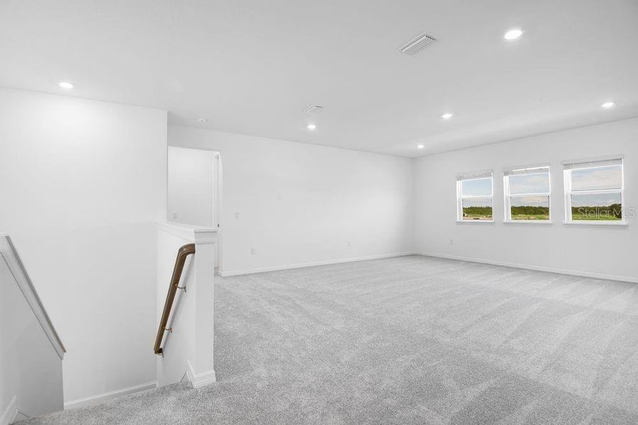 Spacious, unfurnished interior of a new home in Ardisia Park, New Smyrna Beach (Image 20).