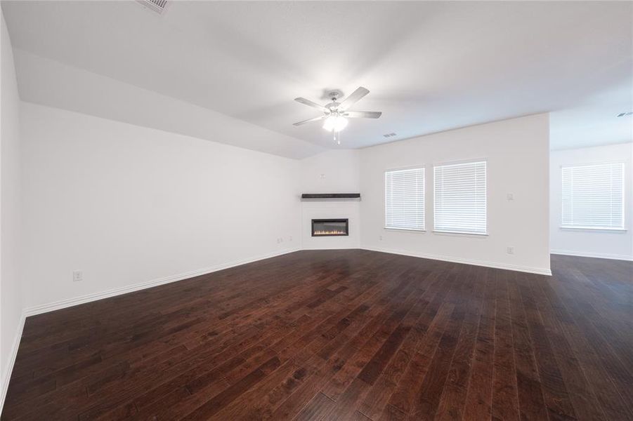 Spacious, unfurnished interior of a new home in Churchill: Meadows 50', Anna (Image 16). Spacious, unfurnished interior of a new home in Churchill: Meadows 50', Anna (Image 16).