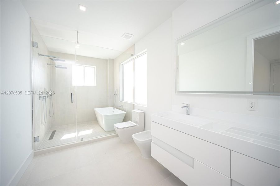 Furnished interior view inside a new home in , Doral (Image 35).