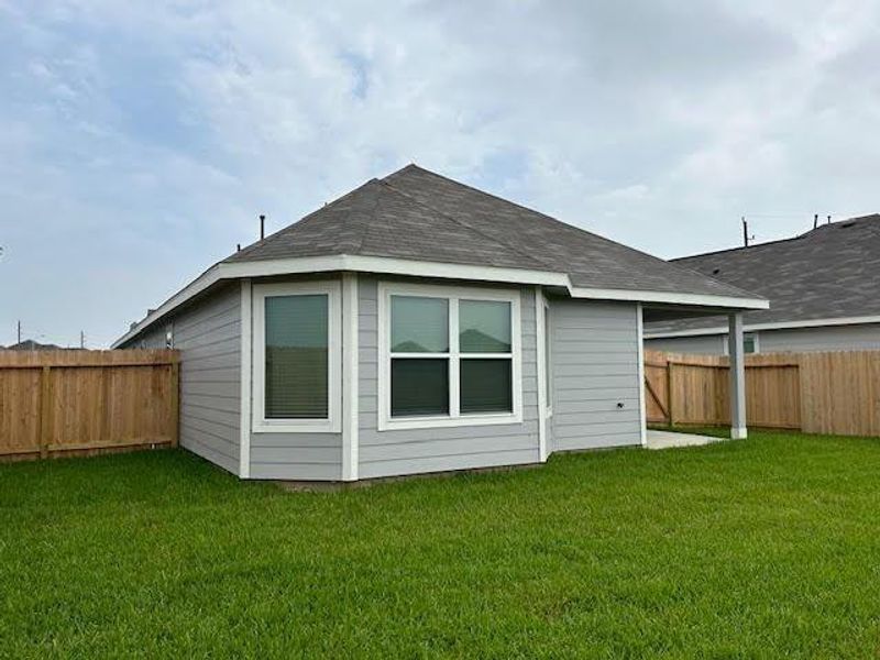 Exterior details and patio area of a home in Charleston Heights, Rosharon (Image 3).