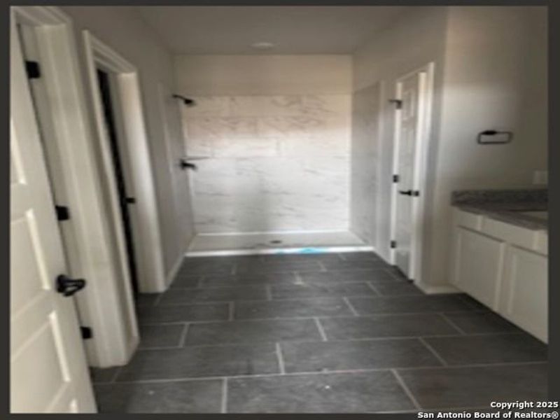 Spacious, unfurnished interior of a new home in Comanche Ridge, San Antonio (Image 18). Spacious, unfurnished interior of a new home in Comanche Ridge, San Antonio (Image 18).