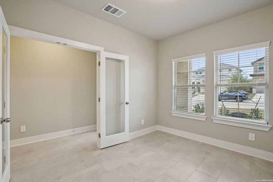 Spacious, unfurnished interior of a new home in Lark Canyon, New Braunfels (Image 35).