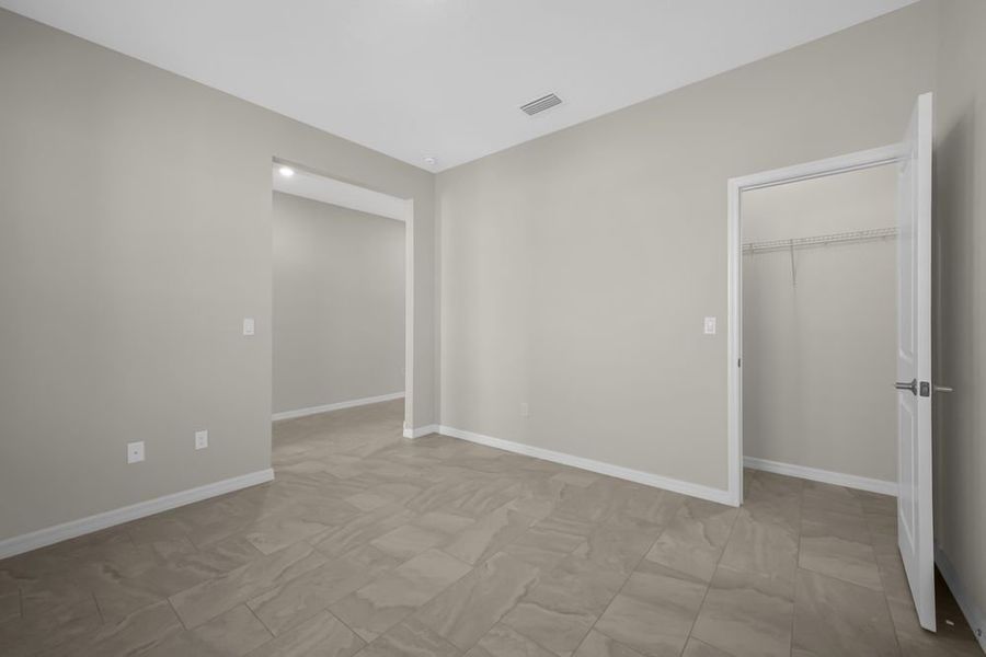 Spacious, unfurnished interior of a new home in Veranda Oaks, Port St. Lucie (Image 38).