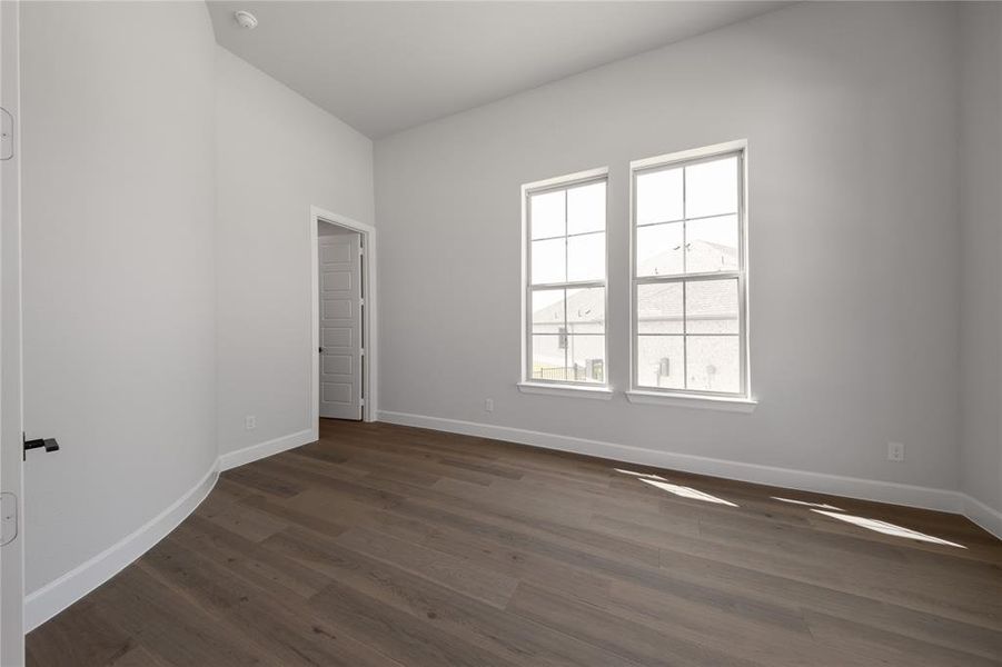 Spacious, unfurnished interior of a new home in Heath Golf and Yacht Club, Heath (Image 21).