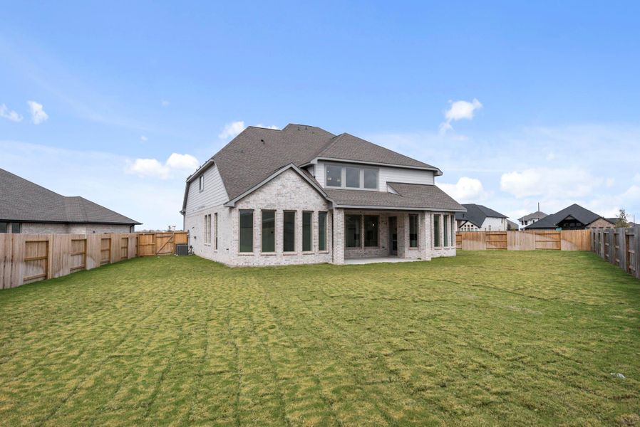 Exterior details and patio area of a home in Valencia, Manvel (Image 3).