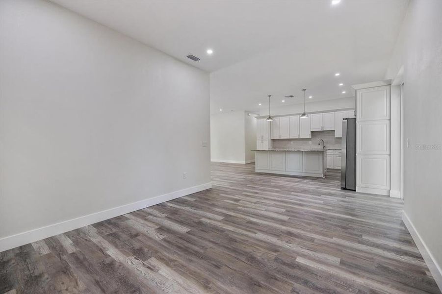 Spacious, unfurnished interior of a new home in , Sarasota (Image 9).