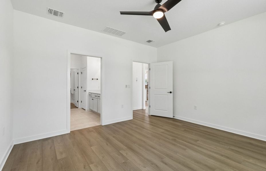 Spacious, unfurnished interior of a new home in Sun City Texas, Georgetown (Image 11). Spacious, unfurnished interior of a new home in Sun City Texas, Georgetown (Image 11).