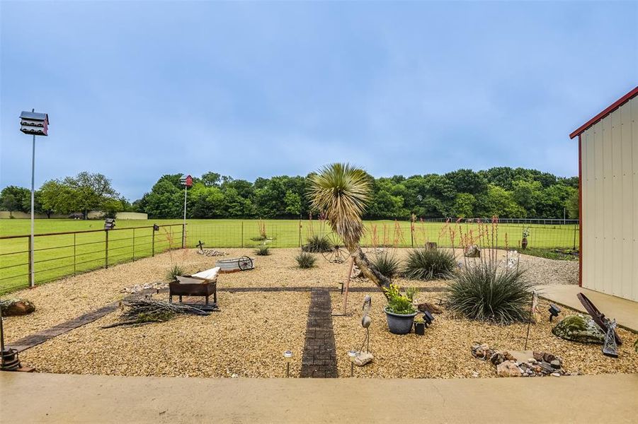 Exterior details and patio area of a home in , Waxahachie (Image 4).
