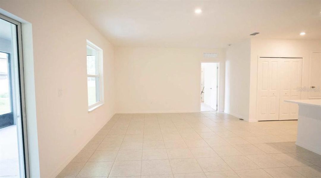 Spacious, unfurnished interior of a new home in Oakhaven Walk, Gainesville (Image 11).